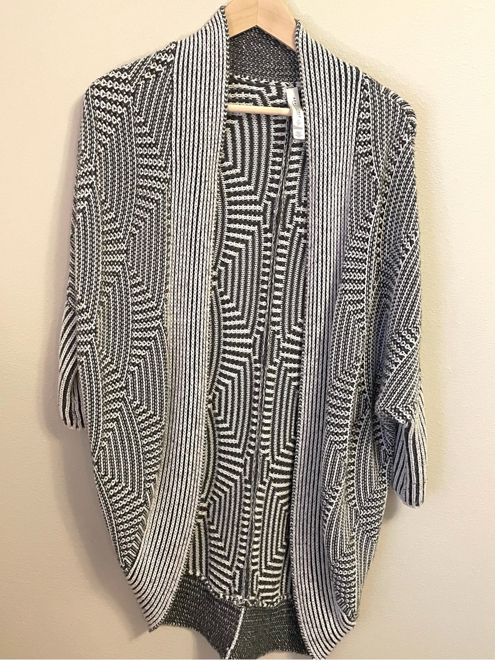 Aeropostale -  Gray & White Geometric Open Front Cardigan – Size Small
